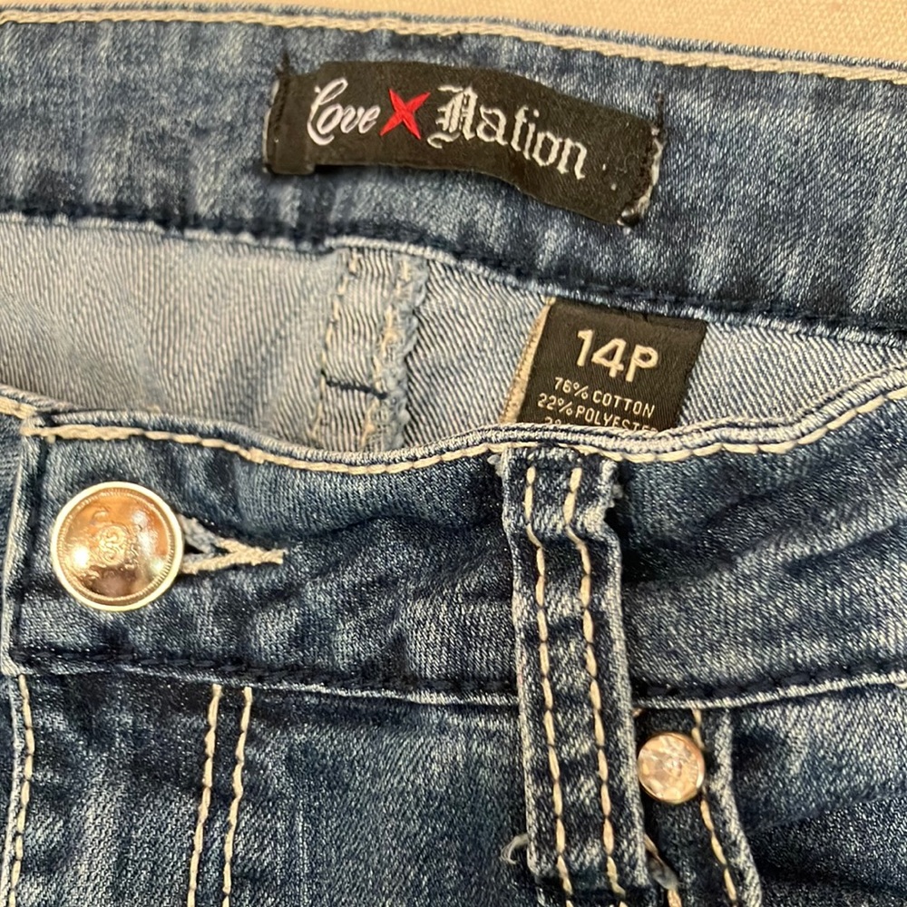 Love Nation women jeans 14P, embroidered w/bling. 5pocket, zipfly, flare leg. - Picture 2 of 7